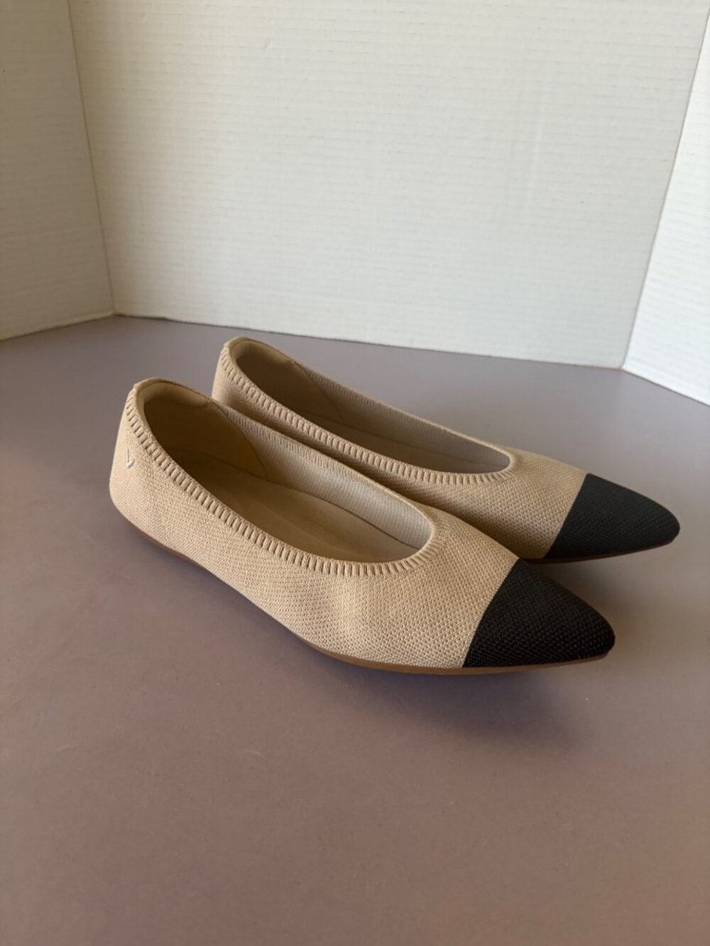Vivaia Beige & Black Knit Pointed-Toe Flats Women’s Shoes Size 7 Sustainable Des
